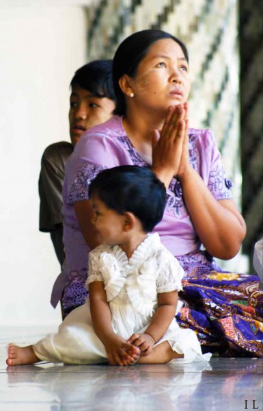 Femme en prière, avec ses enfants