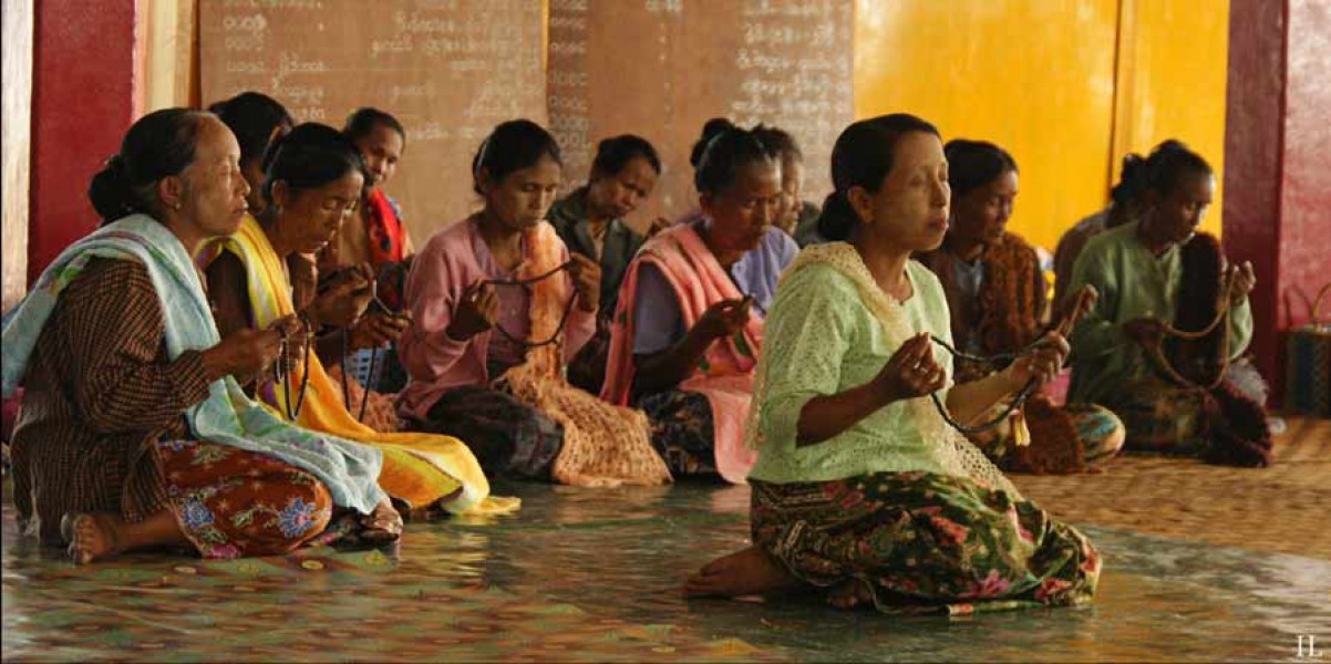 Groupe de prière au temple du village de NAN-THAE