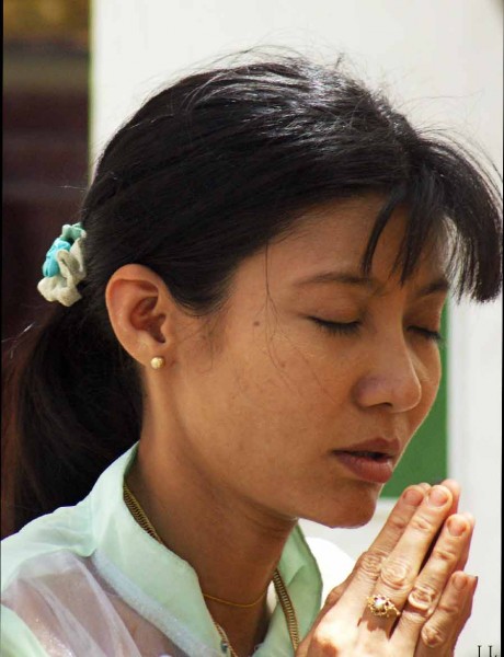 Prière et ferveur rendent les femmes particulièrement belles - Paya Shwedagon de YANGON