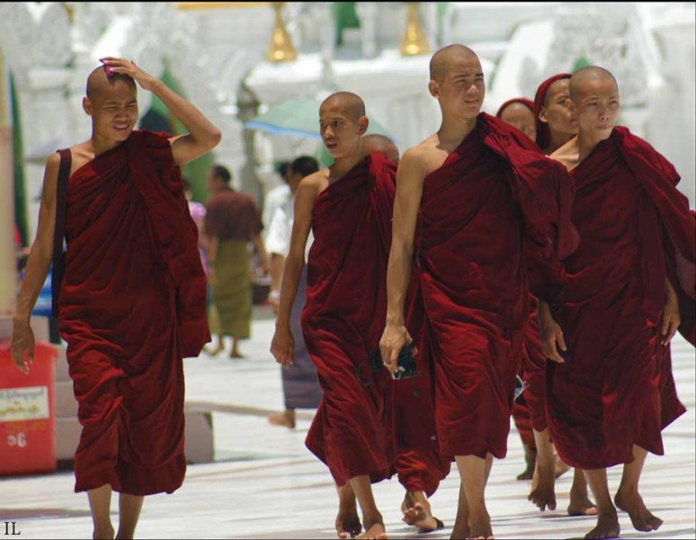 De jeunes et joyeux moines en déambulation autour de la Paya Shwedagon de YANGON