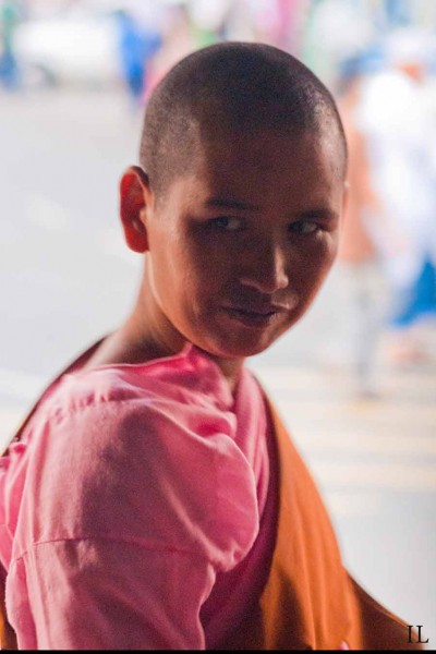 Jeune nonne à la Paya Sule de Rangoon