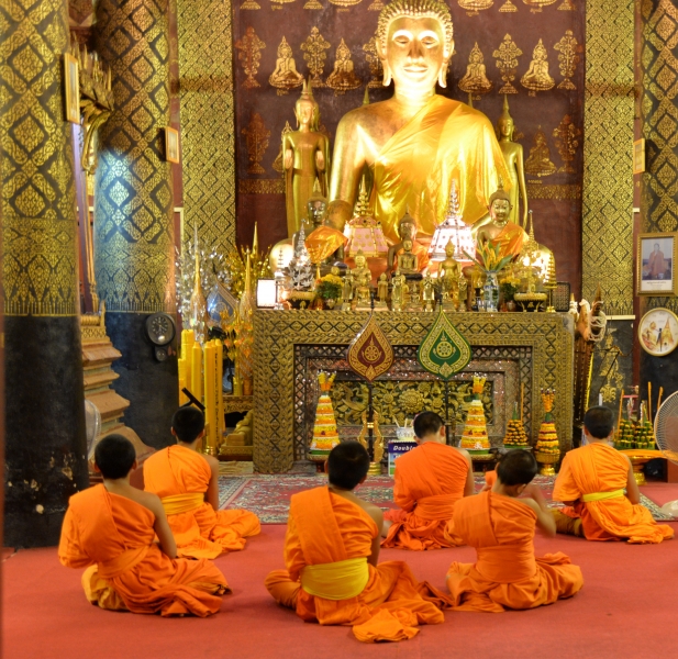 10 Nuit de la fête des Lumiéres dans un Temple de Luang-Prabang