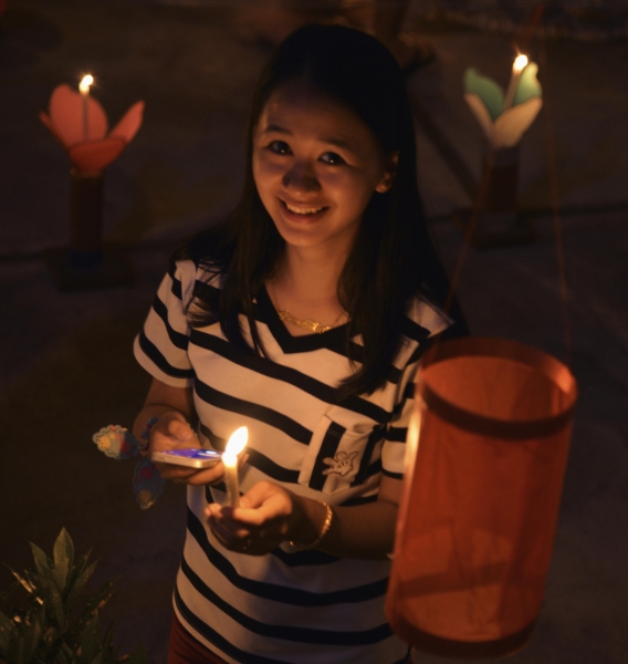 4 Nuit de la fête des Lumiéres dans un Temple de Luang-Prabang