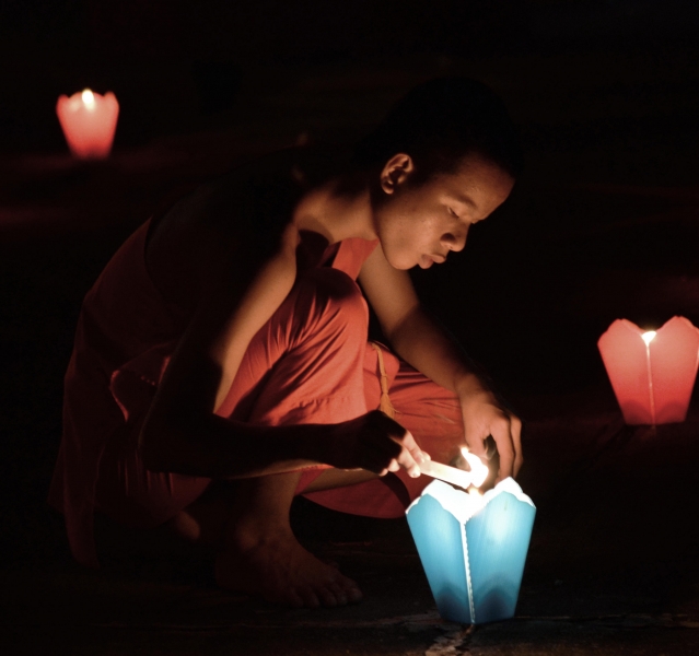5 Nuit de la fête des Lumiéres dans un Temple de Luang-Prabang