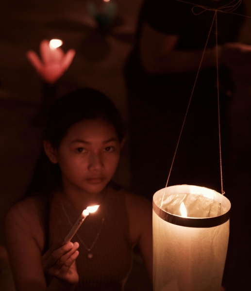 6 Nuit de la fête des Lumiéres dans unTemple de Luang-Prabang