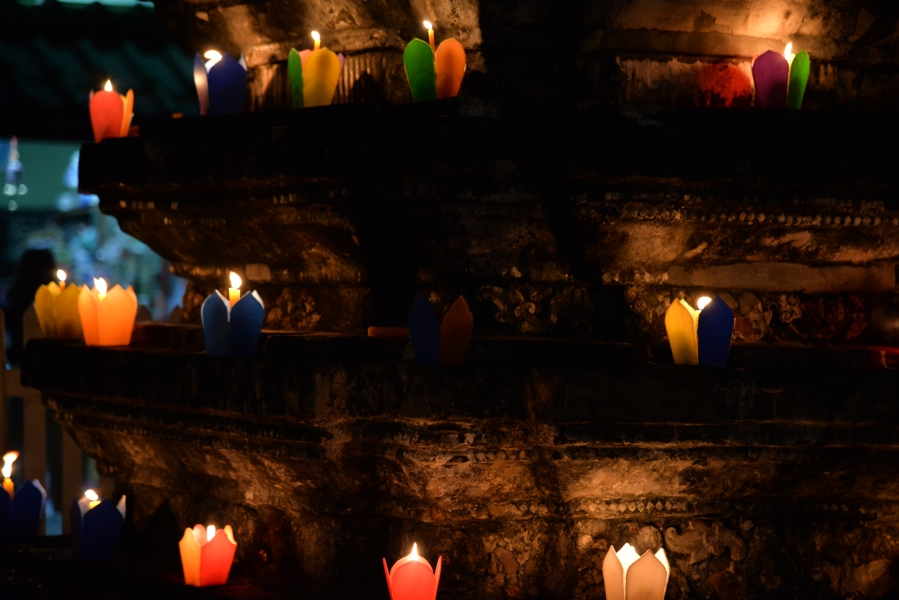 8 Nuit de la fête des Lumiéres sur un Stupa d'un Temple de Luang-Prabang