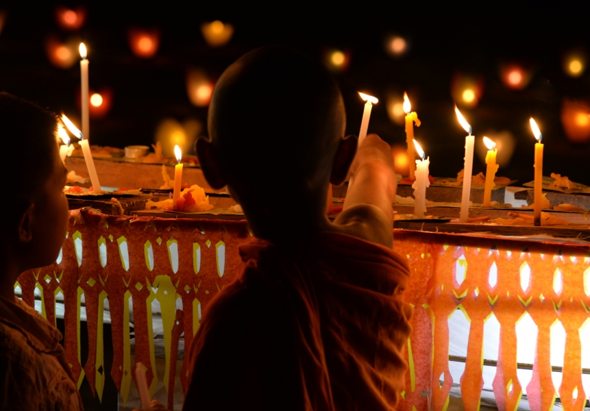9 Nuit de la fête des Lumiéres dans un Temple de Luang-Prabang
