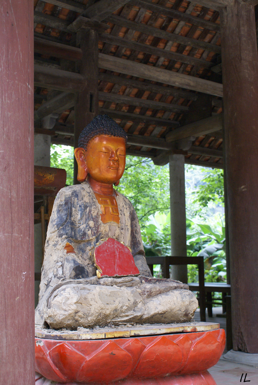 Statue-rare-de-bouddha-avec-le-visage-rouge