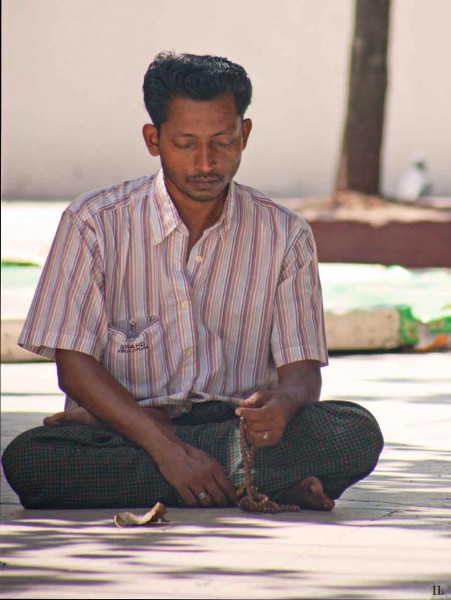 Bouddhiste en profonde méditation à la Paya Shwedagon de YANGON
