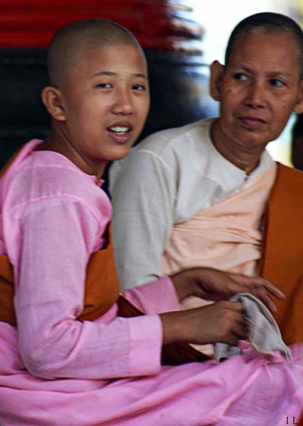 Jeune nonne sous le regard de son aînée