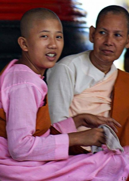 Jeune nonne sous le regard de son aînée