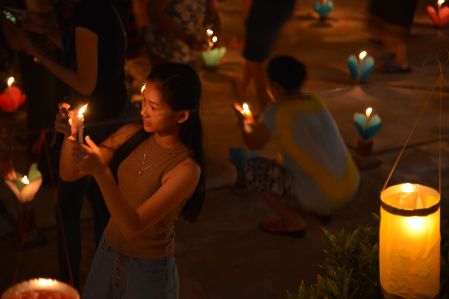 2 Nuit de la fête des Lumiéres dans un Temple de Luang-Prabang
