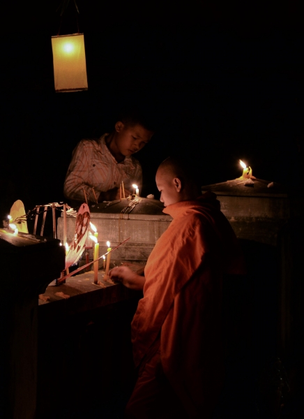 7 Nuit de la fête des Lumiéres dans un Temple