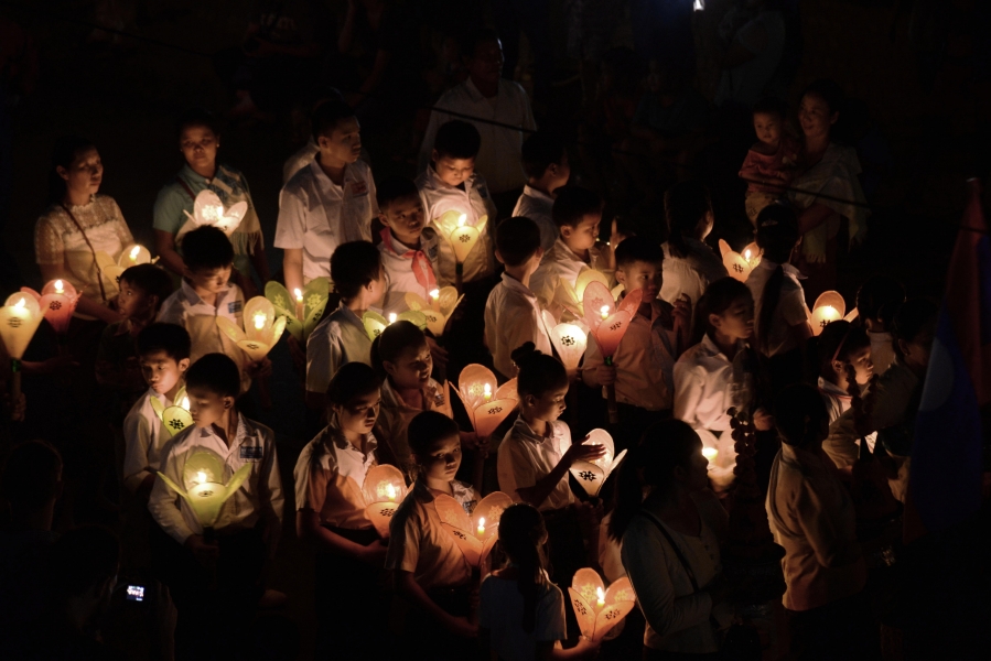 8 DEFILE LORS DE LA FETE DES LUMIERES A LUANG-PRABANG Octobre 2017