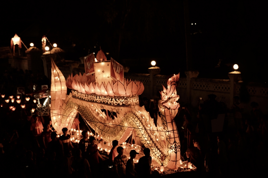 DEFILE LORS DE LA FETE DES LUMIERES A LUANG-PRABANG Octobre 2017 (11)
