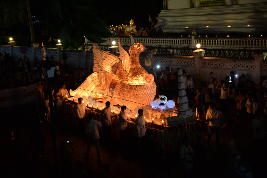 DEFILE LORS DE LA FETE DES LUMIERES A LUANG-PRABANG Octobre 2017 (13)