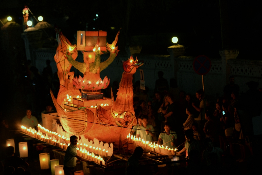 DEFILE LORS DE LA FETE DES LUMIERES A LUANG-PRABANG Octobre 2017 (15)