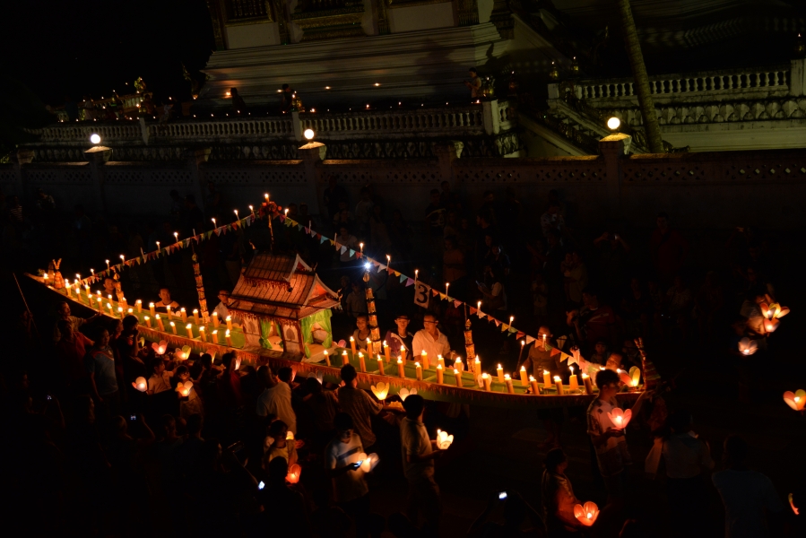 DEFILE LORS DE LA FETE DES LUMIERES A LUANG-PRABANG Octobre 2017 (3)
