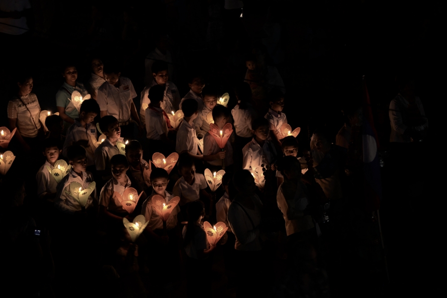 DEFILE LORS DE LA FETE DES LUMIERES A LUANG-PRABANG Octobre 2017 (4)