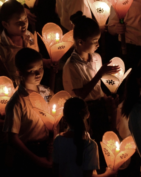 DEFILE LORS DE LA FETE DES LUMIERES A LUANG-PRABANG Octobre 2017 (6)