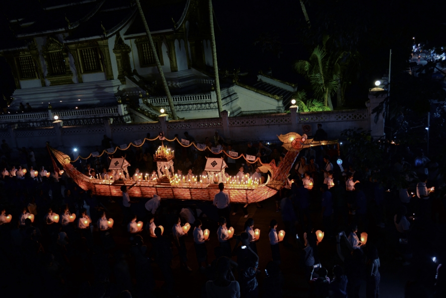 DEFILE LORS DE LA FETE DES LUMIERES A LUANG-PRABANG Octobre 2017 (8)
