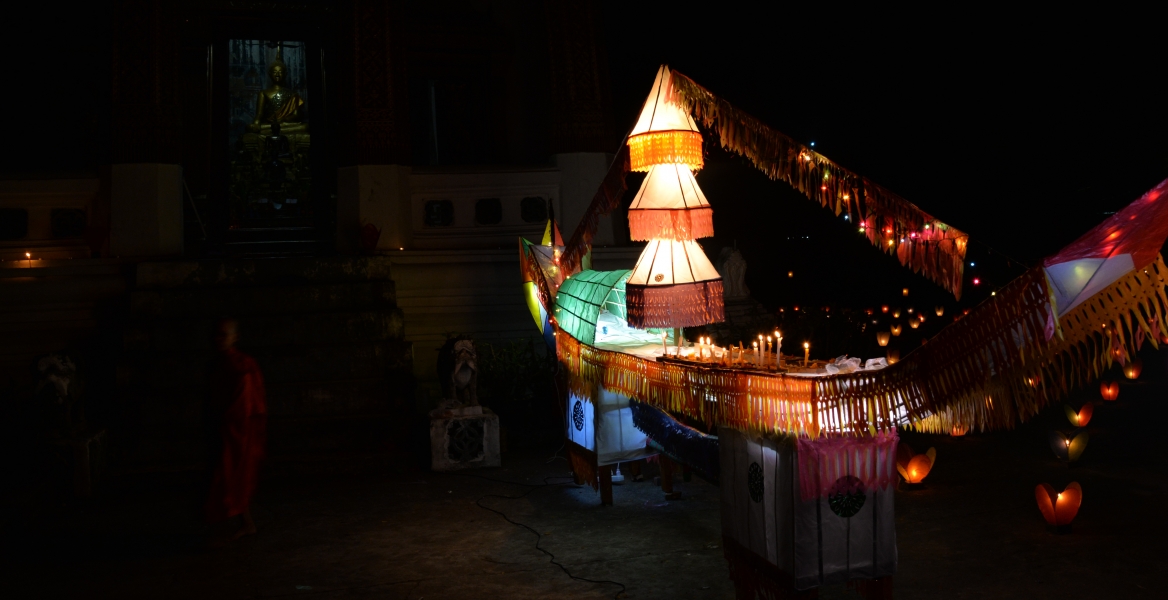 PREPARATION DE LA FETE DES LUMIERES A LUANG-PRABANG (10)