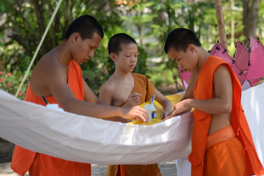 PREPARATION DE LA FETE DES LUMIERES A LUANG-PRABANG (12)