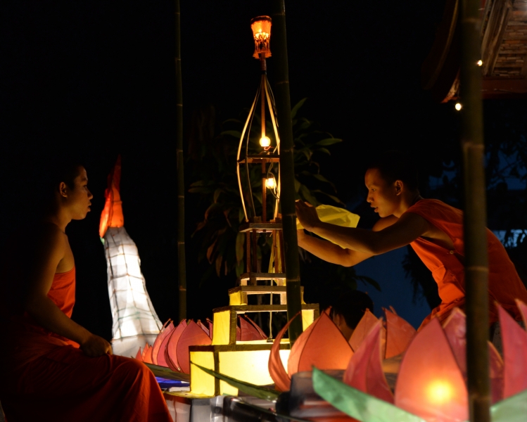 PREPARATION DE LA FETE DES LUMIERES A LUANG-PRABANG (13)