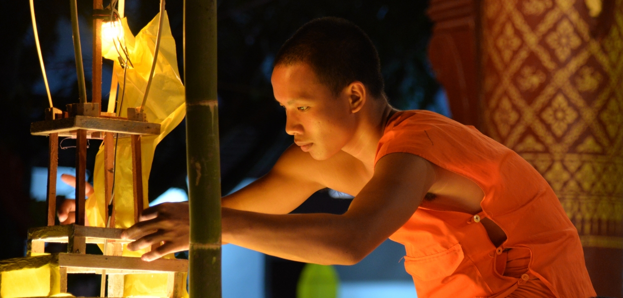 PREPARATION DE LA FETE DES LUMIERES A LUANG-PRABANG (14)