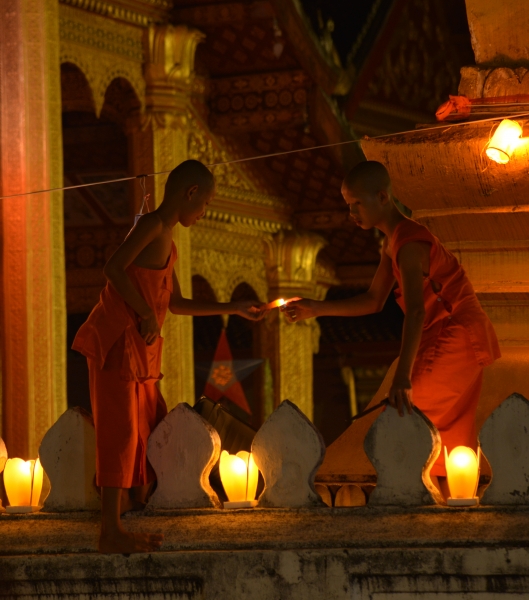 PREPARATION DE LA FETE DES LUMIERES A LUANG-PRABANG (3)