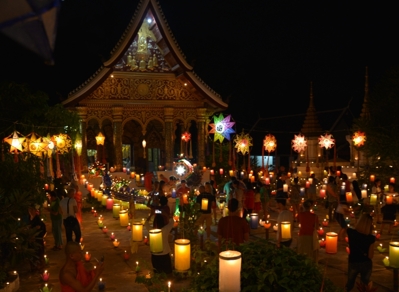 PREPARATION DE LA FETE DES LUMIERES A LUANG-PRABANG (6)
