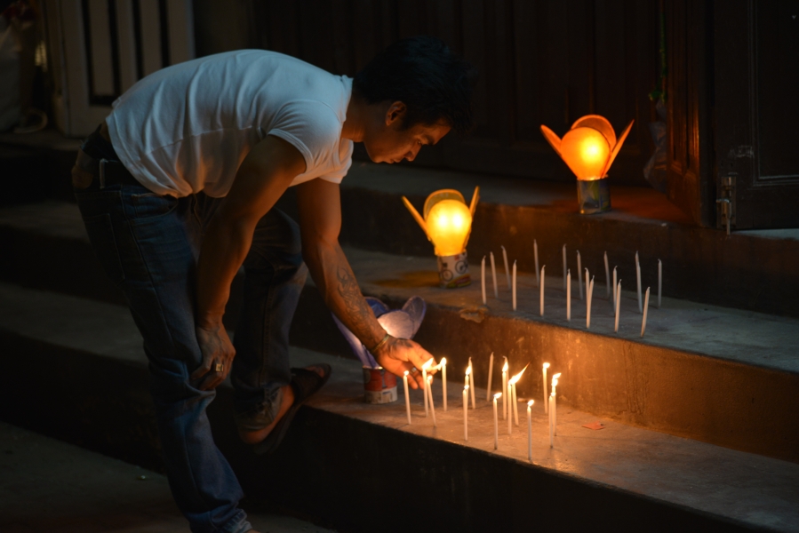 PREPARATION DE LA FETE DES LUMIERES A LUANG-PRABANG (9)