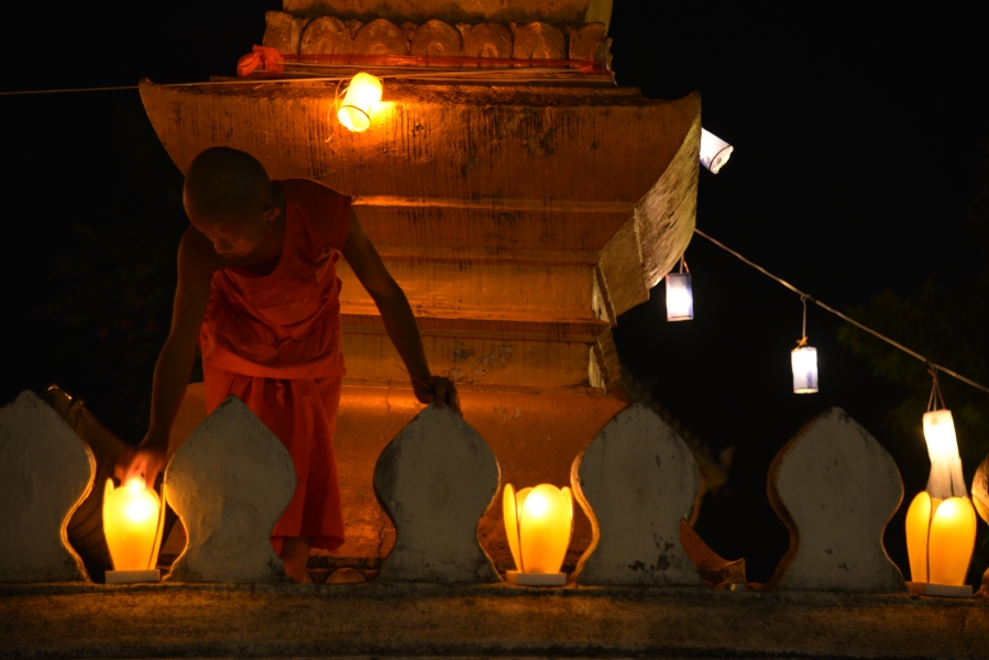 PREPARATION DE LA FETE DES LUMIERES A LUANG-PRABANG