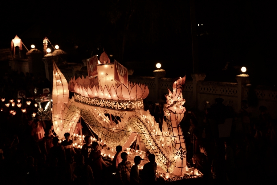 DEFILE LORS DE LA FETE DES LUMIERES A LUANG-PRABANG Octobre 2017 (11)