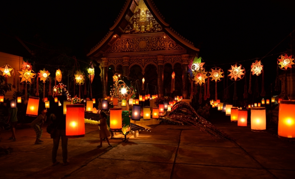 PREPARATION DE LA FETE DES LUMIERES A LUANG-PRABANG (2)
