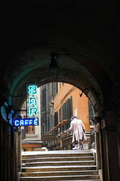 1 Costumé au petit matin