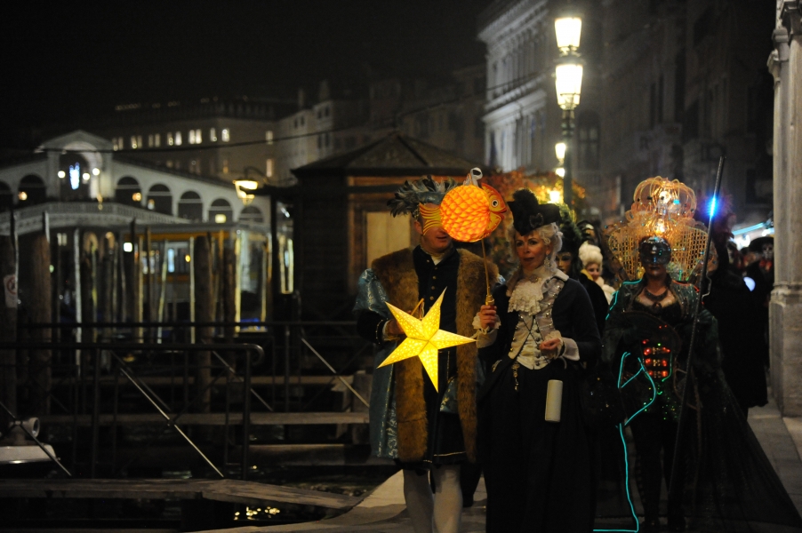 17 Défilé aux lanternes (le long du grand Canal)