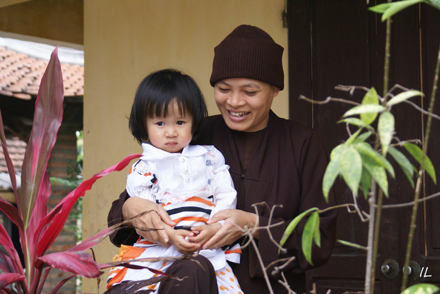Nonne-avec-une-petite-pensionnaire-de-lorphelinat-de-NINH-BINH