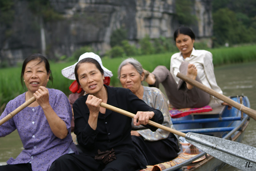 Sur-la-riviere-KGO-KUENG.-Il-nest-pas-rare-de-voir-des-femmes-qui-rament-avec-leurs-pieds-sur-les-avirons