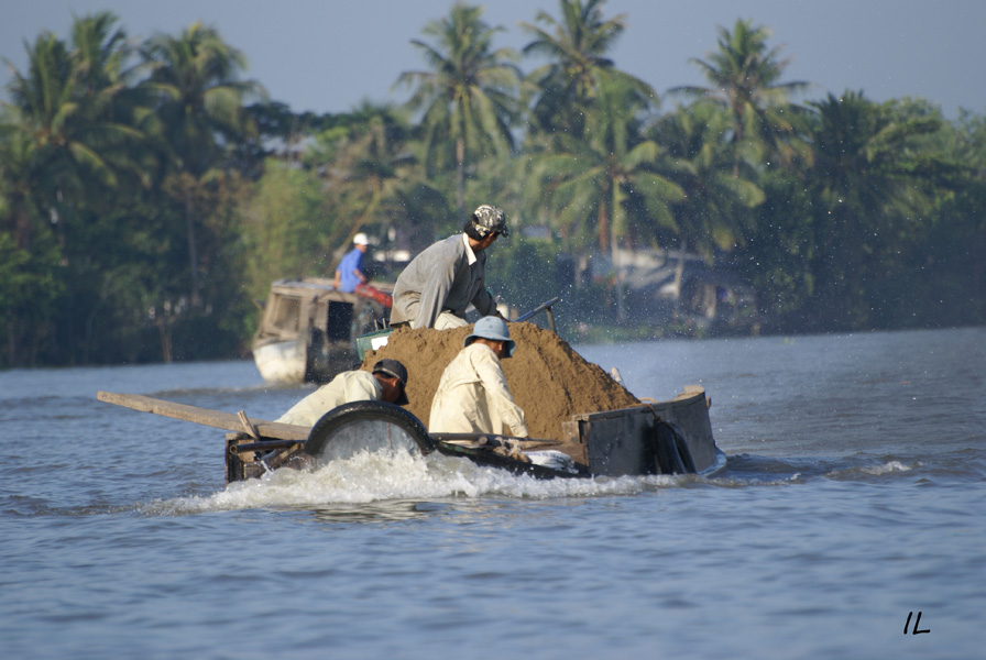 Sur-le-MEKONG-les-embarcations-sont-bien-souvent-chargees-au-ras-de-leau