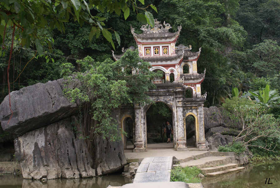 Temple-dynastique-eleve-en-souvenir-des-Rois-qui-siegerent-a-HOA-LU