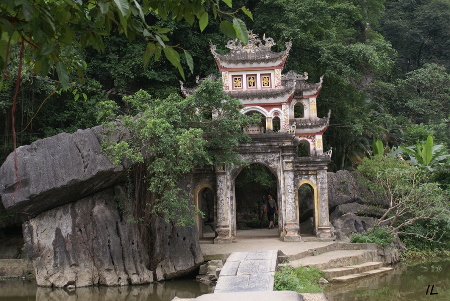 Temple-dynastique-eleve-en-souvenir-des-Rois-qui-siegerent-a-HOA-LU